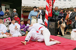 ふいご大祭目かくし女相撲