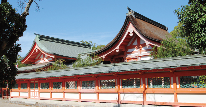江戸時代に造られた拝殿と回廊に囲われた調和のある景観