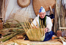 八女伝統工芸館で来館者との交流や実演の様子から、竹細工の良さを伝える樋口精一さん