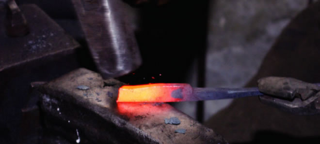 1,000℃に熱した鋼を、金床の上で叩き鍛錬する