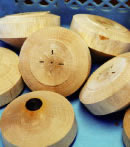 よく乾燥した木材を荒削りで形を整える