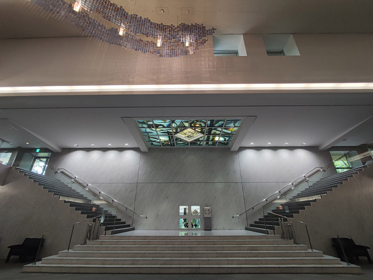 ホワイエのステンドグラスと、天井のアート照明